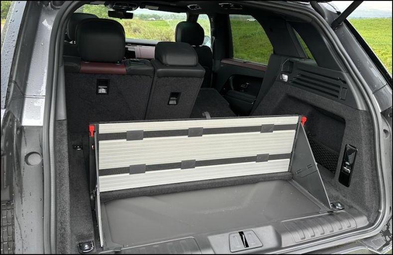 2023 range rover sport se rear cargo area