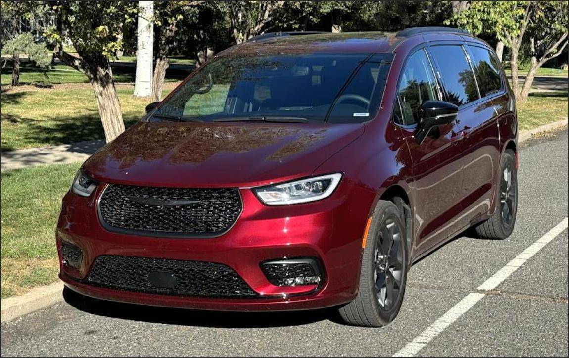 Chrysler awd hot sale minivan