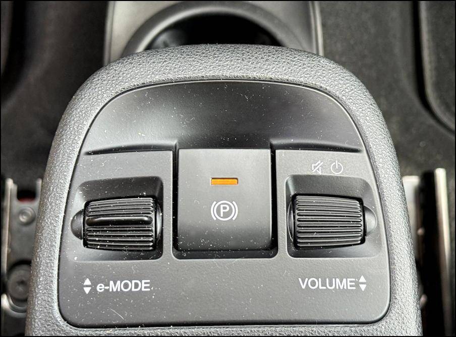 2024 fiat 500e -- center console