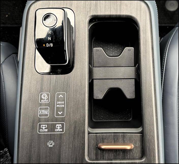 2024 nissan ariya platinum - center console