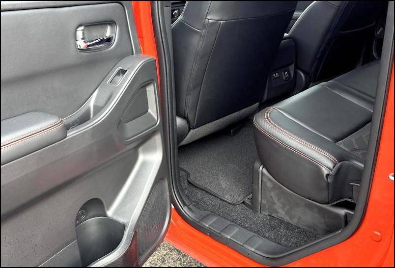 2024 nissan frontier sv - rear passenger leg room