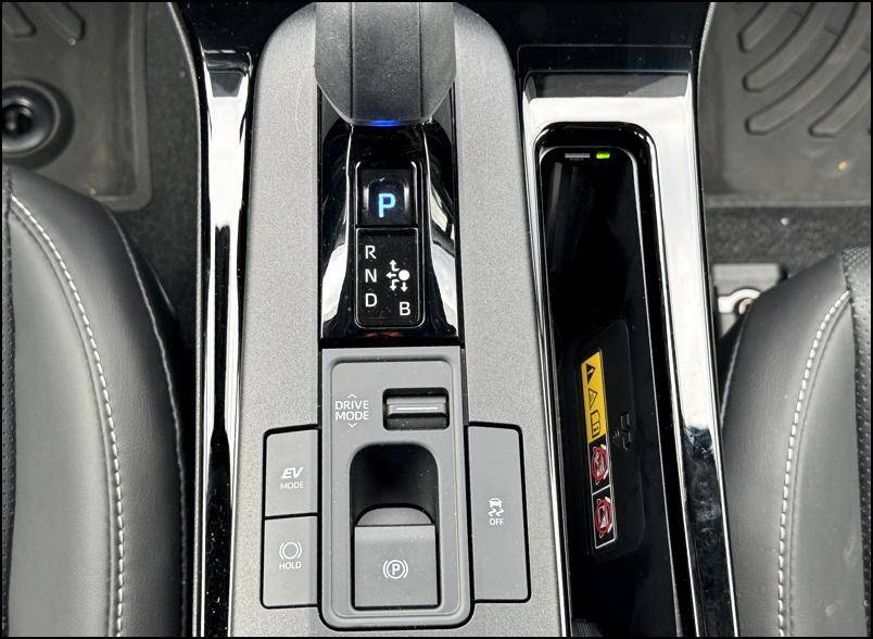 2024 toyota prius xle - center console