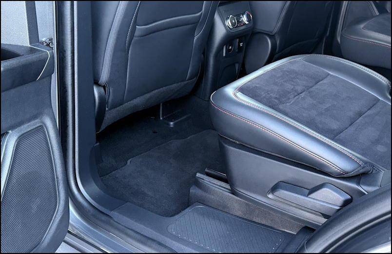 2025 ford explorer st rwd - interior rear leg room legroom