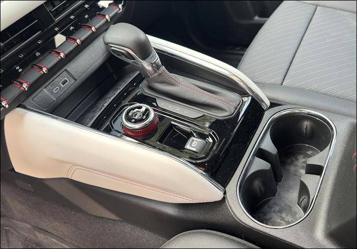 2025 gmc canyon 4wd at4x aev - gear shift and center console
