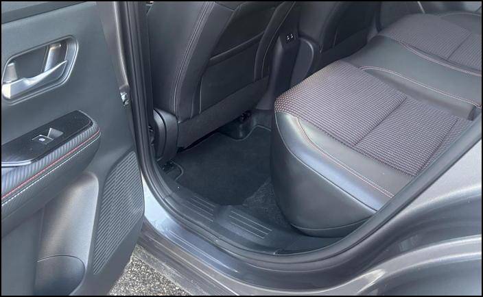 2025 nissan kicks sr - interior legroom