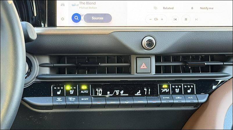 2025 toyota crown signia ltd - climate controls dashboard