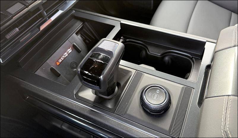 2026 GMC Hummer EV 3X Pickup - Center Console