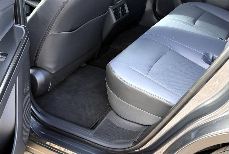2026 subaru trailseeker touring rear legroom