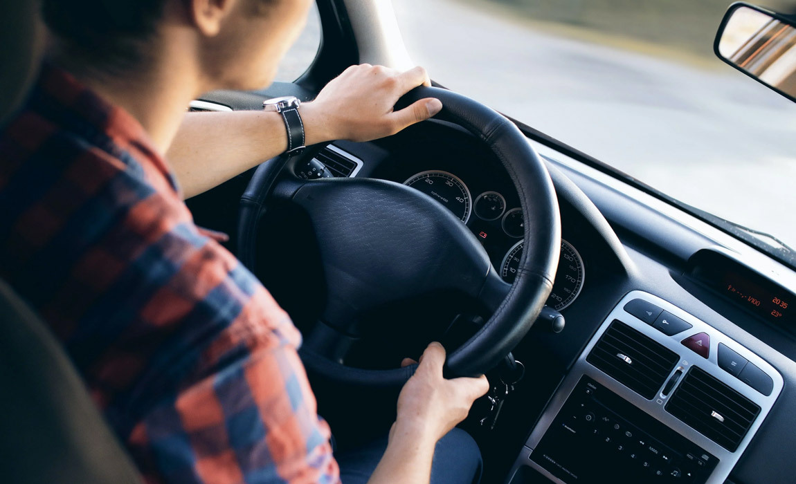 here are some driving mistakes men make