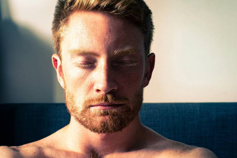 male meditating vs hypnotherapy