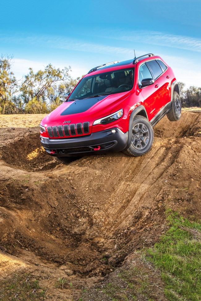 jeep cherokee trailhawk descending obstacles offroad trail