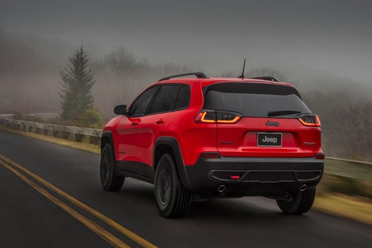 jeep cherokee trailhawk on foggy road at night