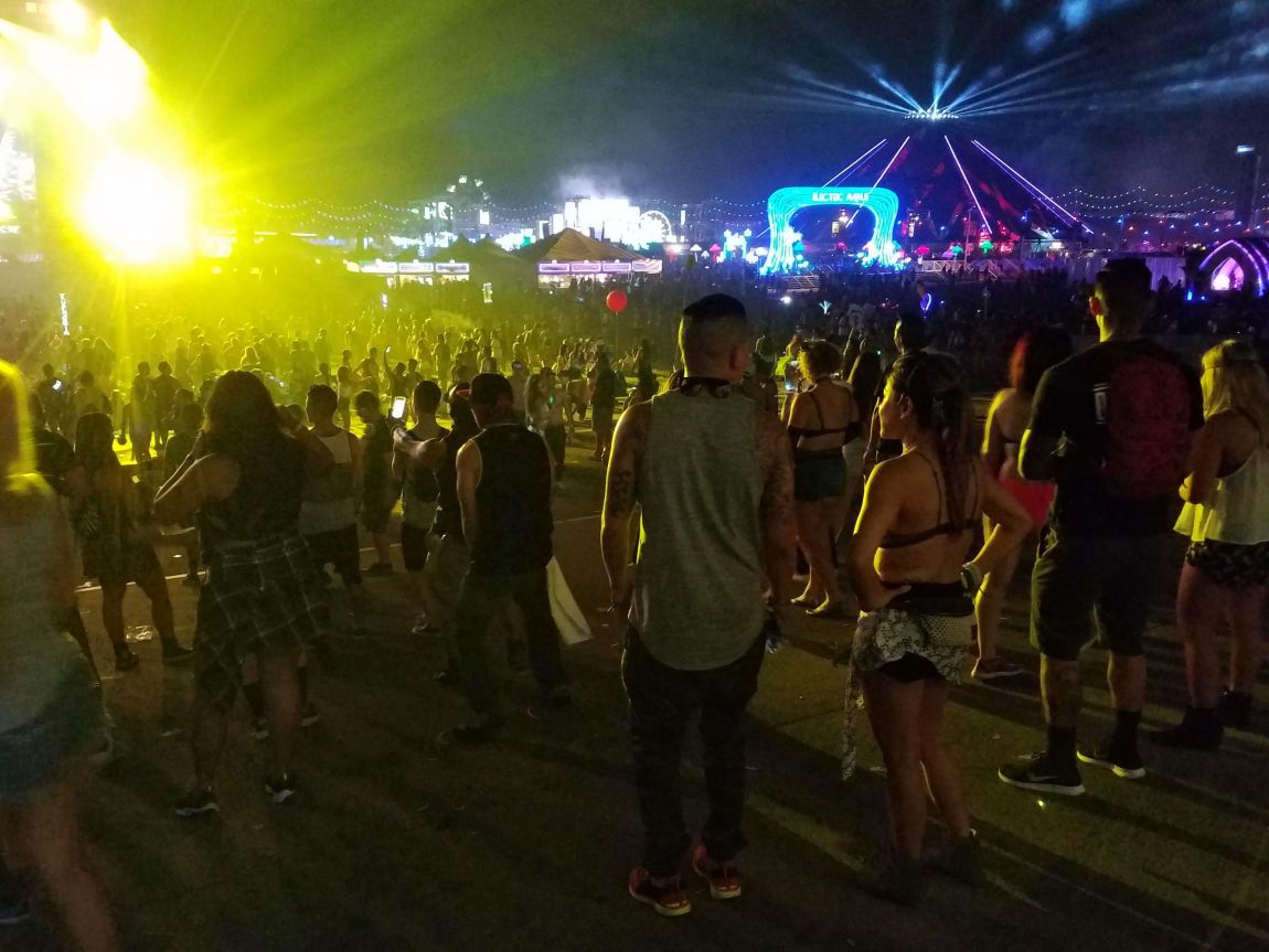 A Guys Guide To Rave: Outfits To Wear And Tips To Stay Safe