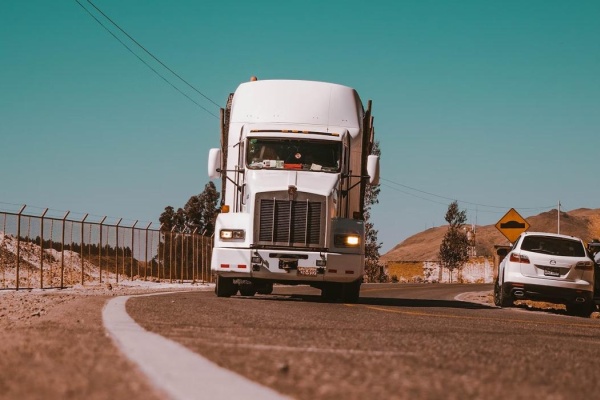 Owner Operator Truck Drivers vs. Company Drivers: How To Find The Right Fit For you
