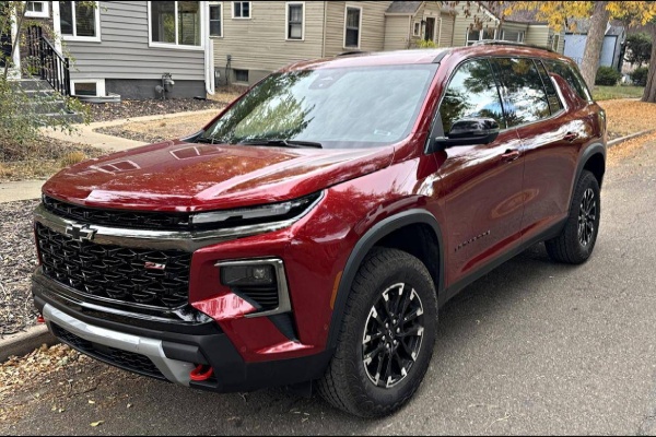 Spacious Soft-Roader: 2024 Chevrolet Traverse Z71 AWD SUV