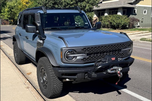 The Retro and Rugged 2024 Ford Bronco Everglades 4x4