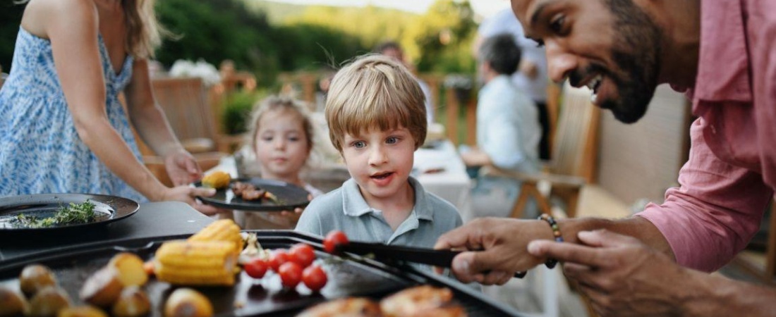 Safe And Fun: Tips For Dads Who Want To Grill and Barbecue With The Kids