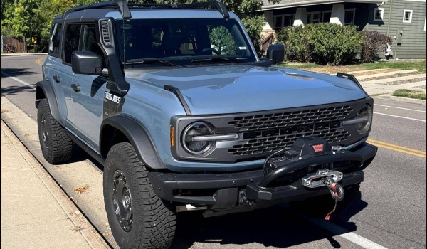 The Retro and Rugged 2024 Ford Bronco Everglades 4x4