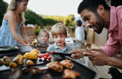 Safe And Fun: Tips For Dads Who Want To Grill and Barbecue With The Kids