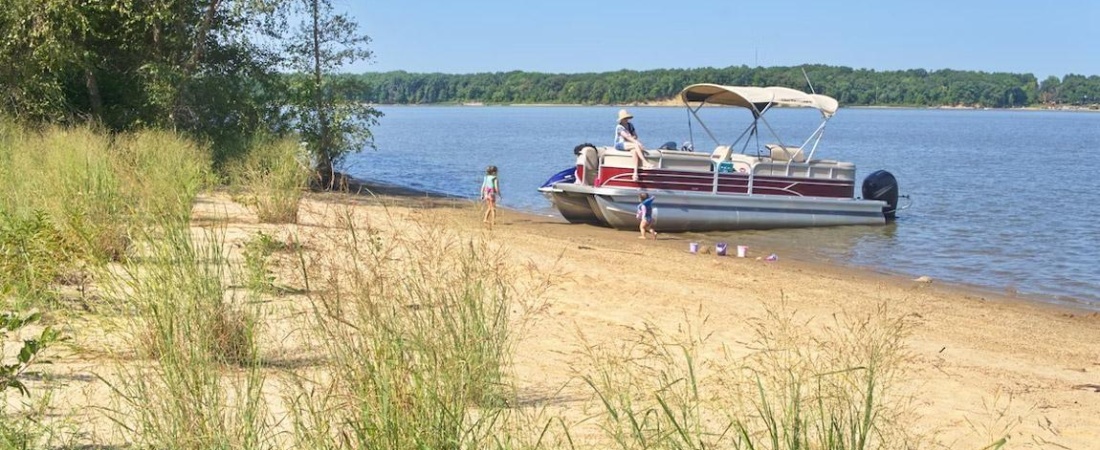 Is A Pontoon Boat Or Bowrider Better For Boating On Lake Michigan