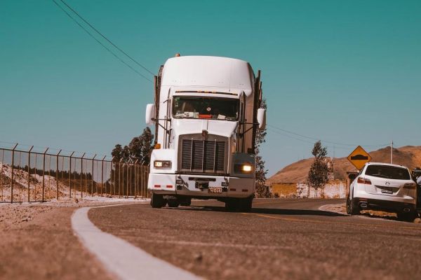 Owner Operator Truck Drivers vs. Company Drivers: How To Find The Right Fit For you