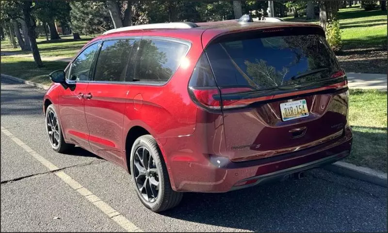 2023 chrysler pacifica limited awd s exterior rear