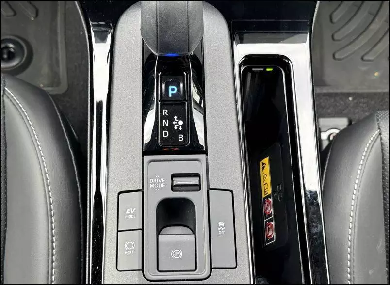 2024 toyota prius xle - center console