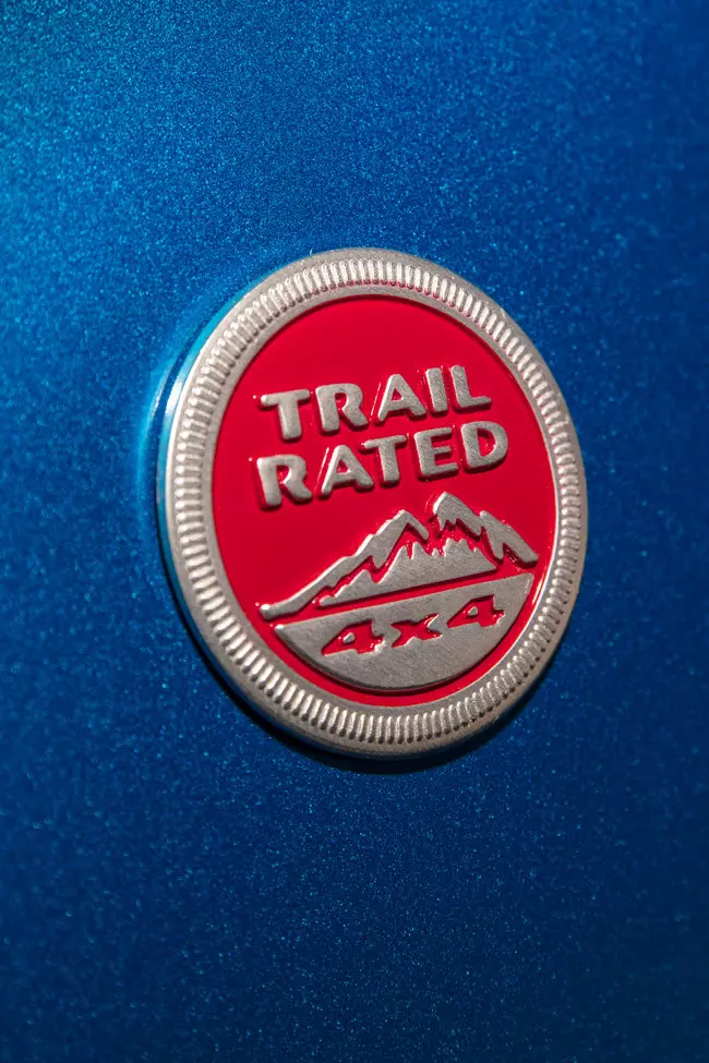 trail rated badge on jeep cherokee trailhawk